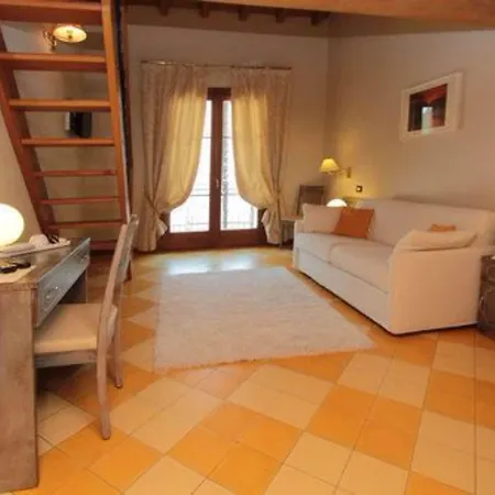 Maria Au - Estella Italia Hotel