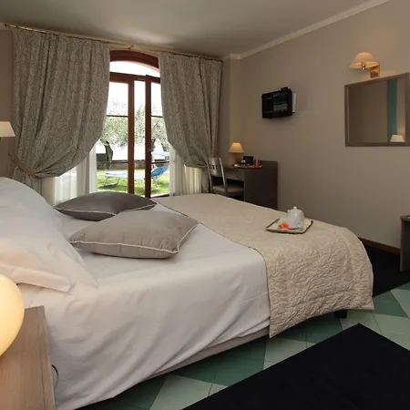 Maria Au - Estella Italia 4*