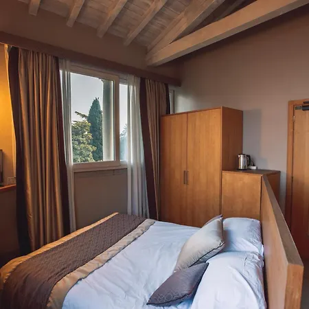 Maria Au - Estella Italia Hotel 4*